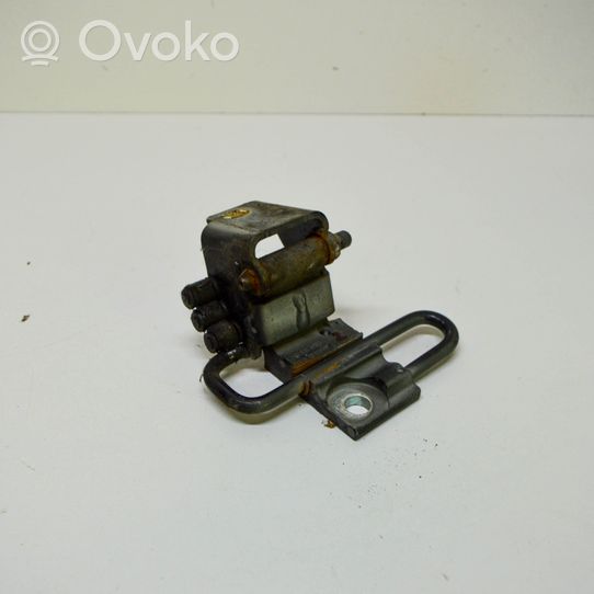 Volkswagen Touran I Front door upper hinge 1T0831412C