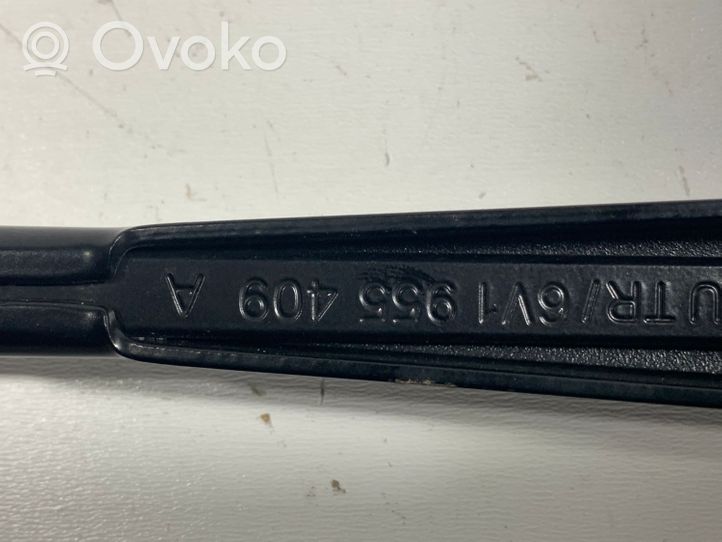 Skoda Fabia Mk3 (NJ) Etupyyhkimen sulan varsi 6V1955409A