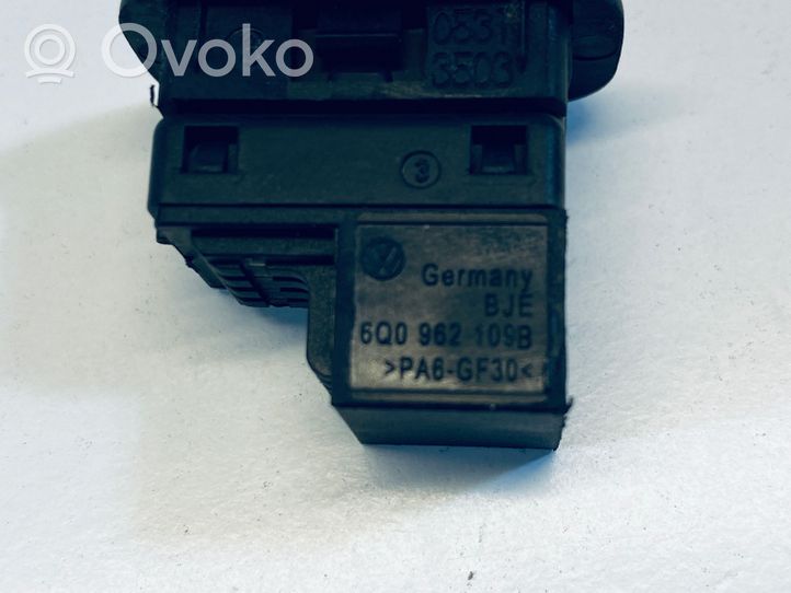 Skoda Octavia Mk2 (1Z) Przycisk alarmu 6Q0962109B