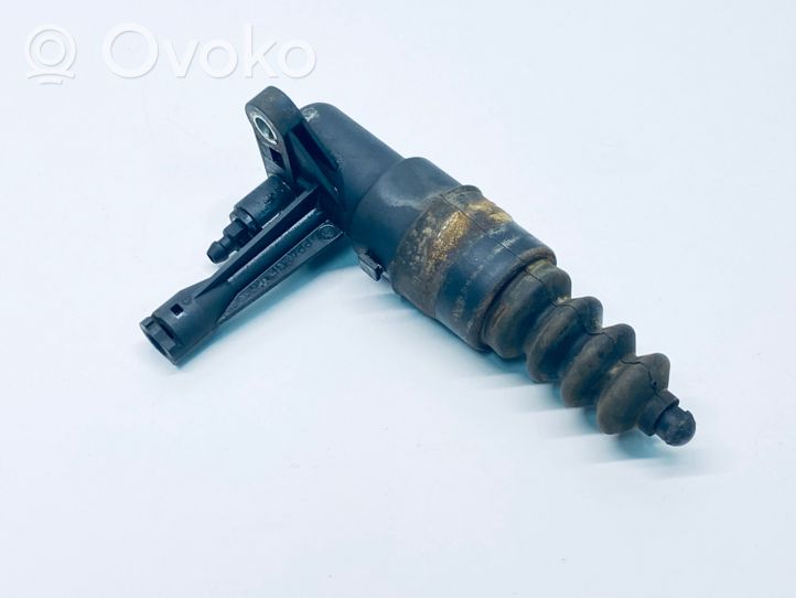 Audi A4 S4 B5 8D Cilindro secondario della frizione 8E0721257A