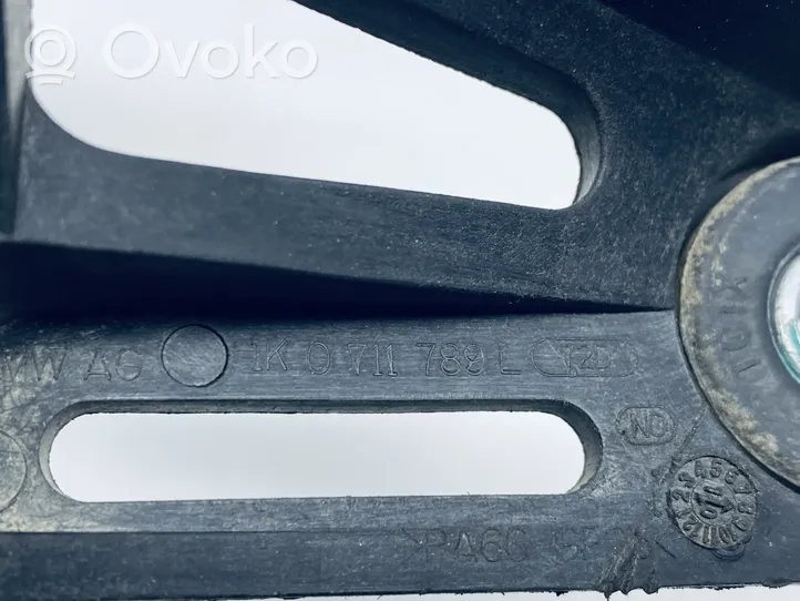 Volkswagen Jetta VI Mocowanie / Wspornik linki zmiany biegów 1K0711789L