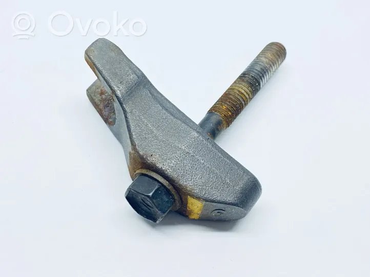 Hyundai i30 Support de pince d'injecteur de carburant 338142A600