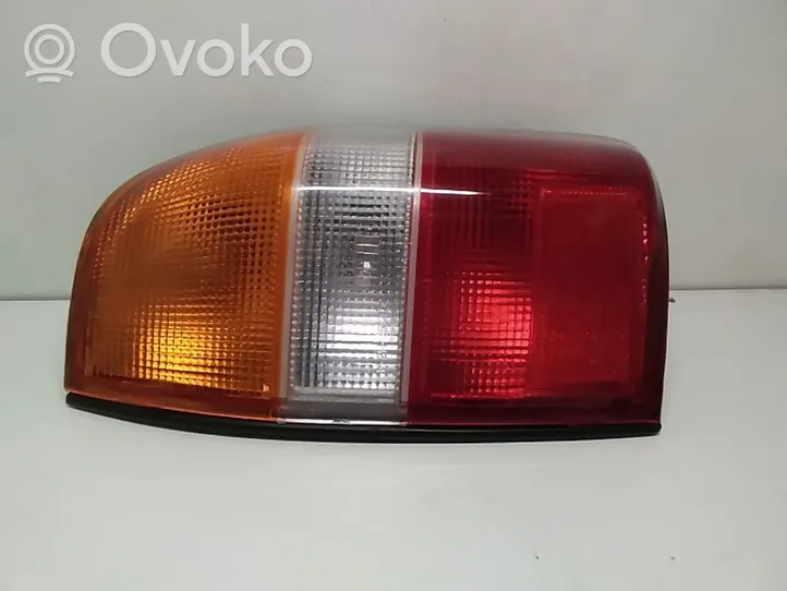 Mitsubishi L200 Lampy tylnej klapy bagażnika 