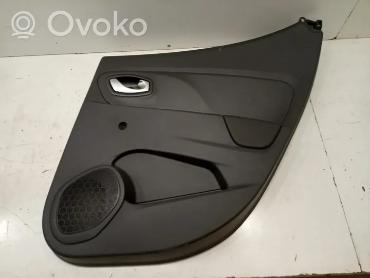 Renault Clio IV Takaoven verhoilu 