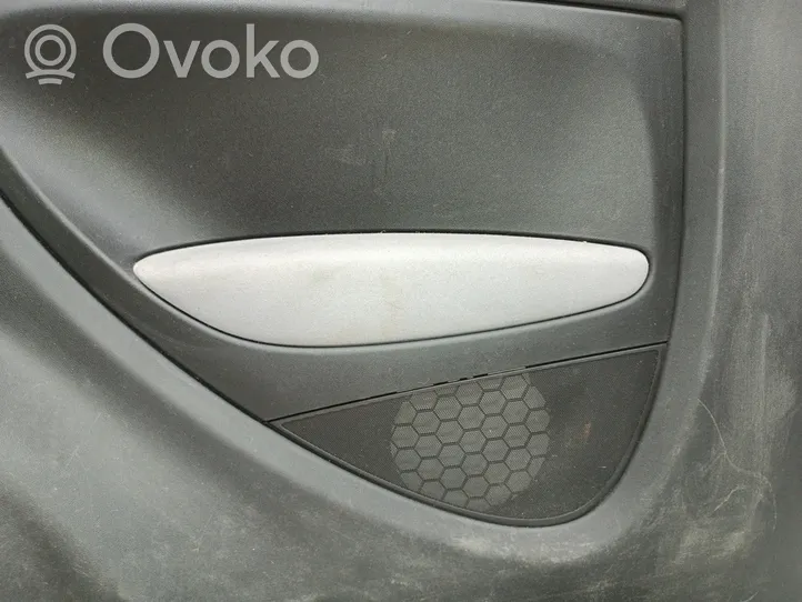 Fiat Grande Punto Takaoven verhoilu 