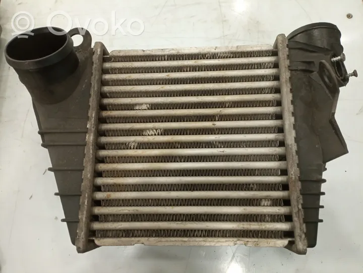 Volkswagen Golf IV Chłodnica powietrza doładowującego / Intercooler 