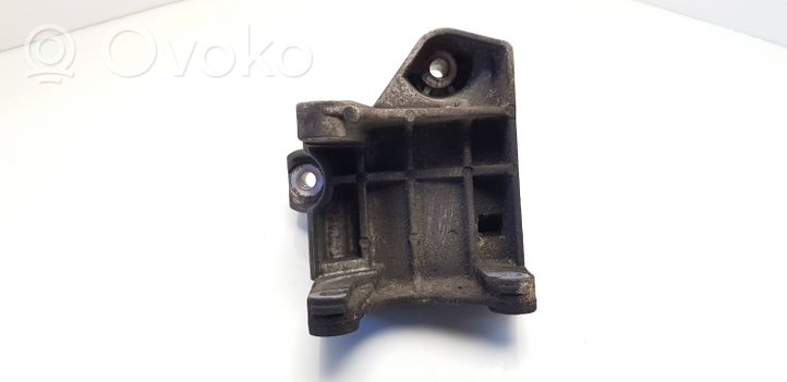 Renault 19 Support de pompe de direction assistée 7700738944