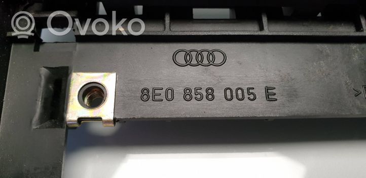 Audi A4 S4 B6 8E 8H Radion/GPS-laitteen pääyksikön kehys 8E0858005E