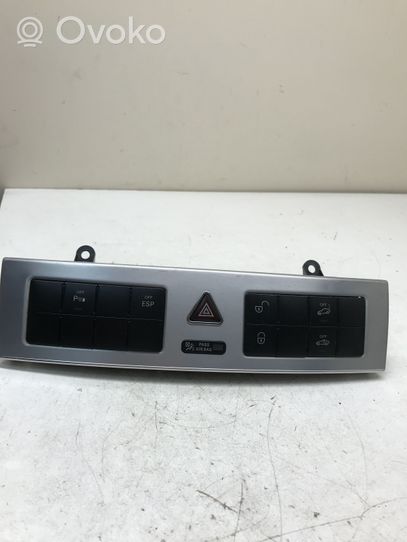 Mercedes-Benz CLC CL203 Botón interruptor de luz de peligro 2038700151
