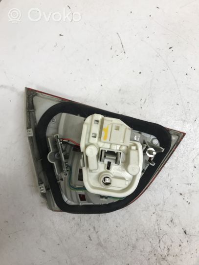 BMW 3 E46 Lampy tylnej klapy bagażnika 218402