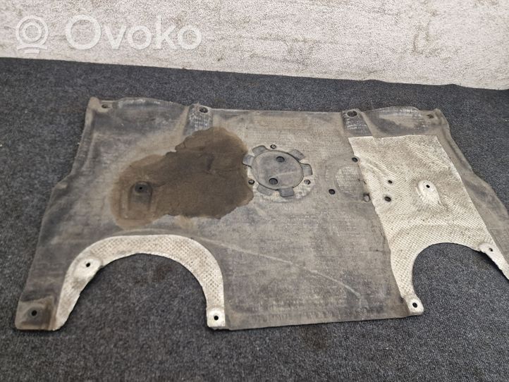 BMW 5 G30 G31 Protezione anti spruzzi/sottoscocca del motore 7340171