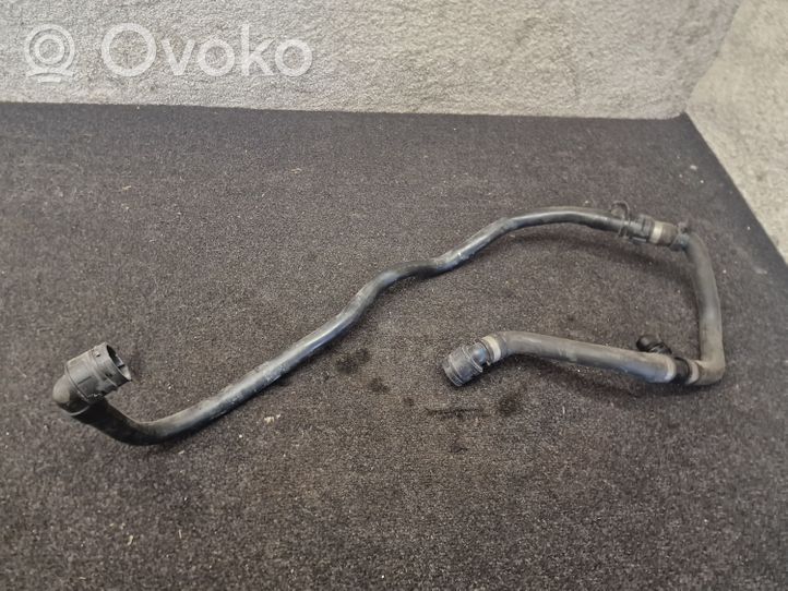 BMW 5 G30 G31 Tuyau de liquide de refroidissement moteur 8602619