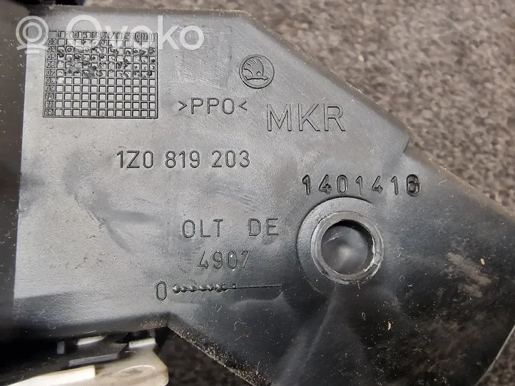 Skoda Octavia Mk2 (1Z) Задняя воздушная решётка 1Z0819203