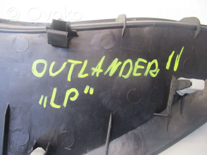 Mitsubishi Outlander Kojelaudan sivupäätyverhoilu 