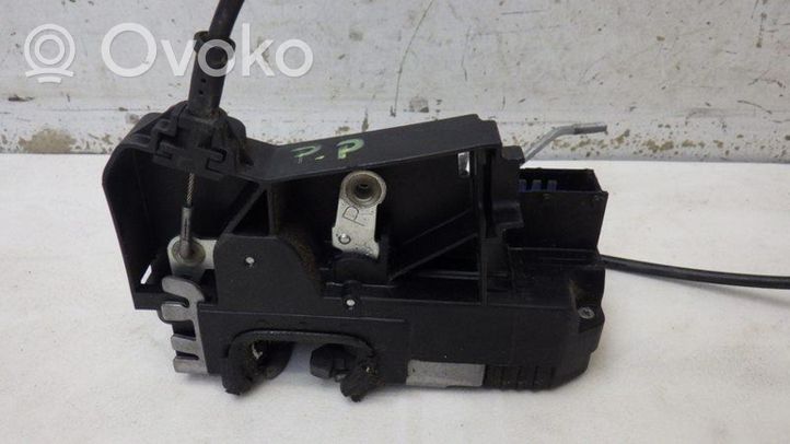 Opel Vivaro Front door lock 820004217