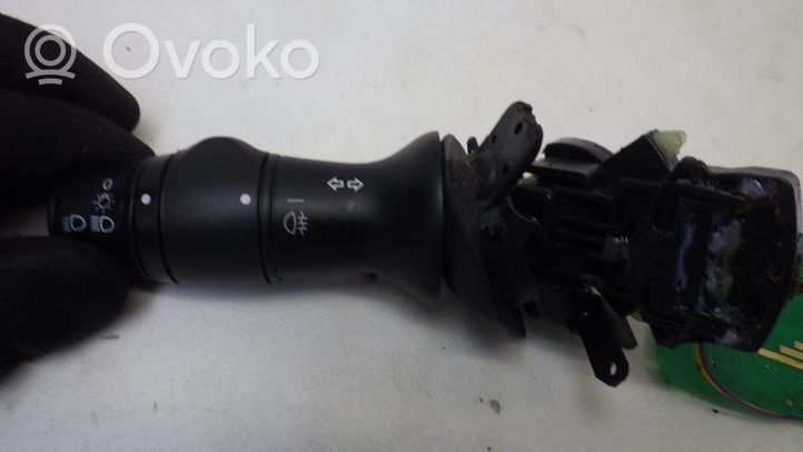 Opel Movano B Leva/interruttore dell’indicatore di direzione e tergicristallo 255522540R