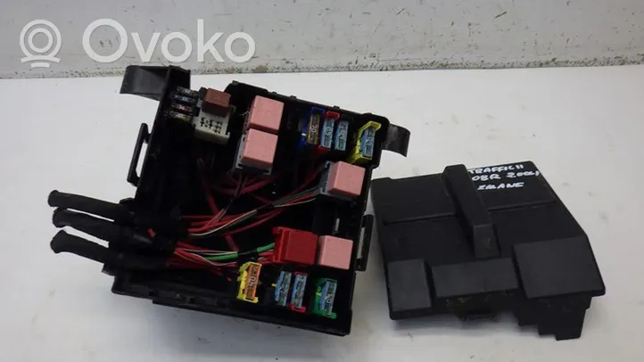 Opel Vivaro Fuse box set 8200490003