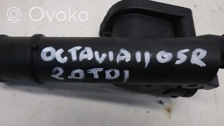 Skoda Octavia Mk2 (1Z) Przewód / Wąż chłodnicy 038121132G