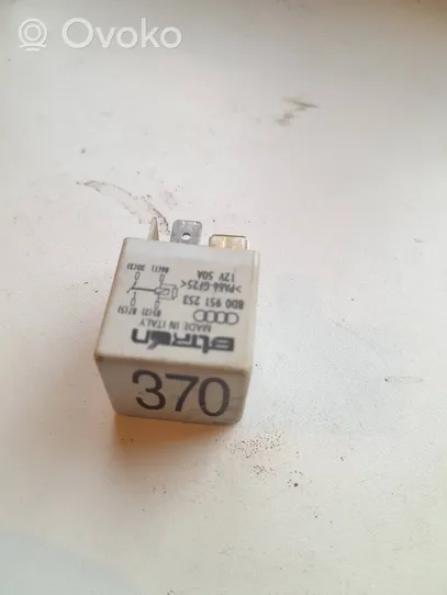 Volkswagen PASSAT B5.5 Coolant fan relay 8D0951253