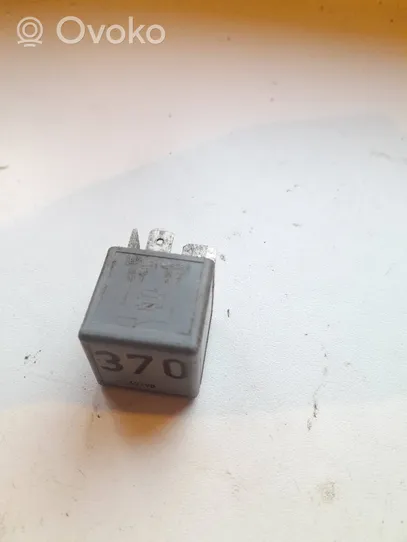 Volkswagen PASSAT B5.5 Coolant fan relay 8D0951253