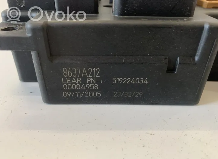 Mitsubishi Outlander Skrzynka bezpieczników / Komplet 8637A212