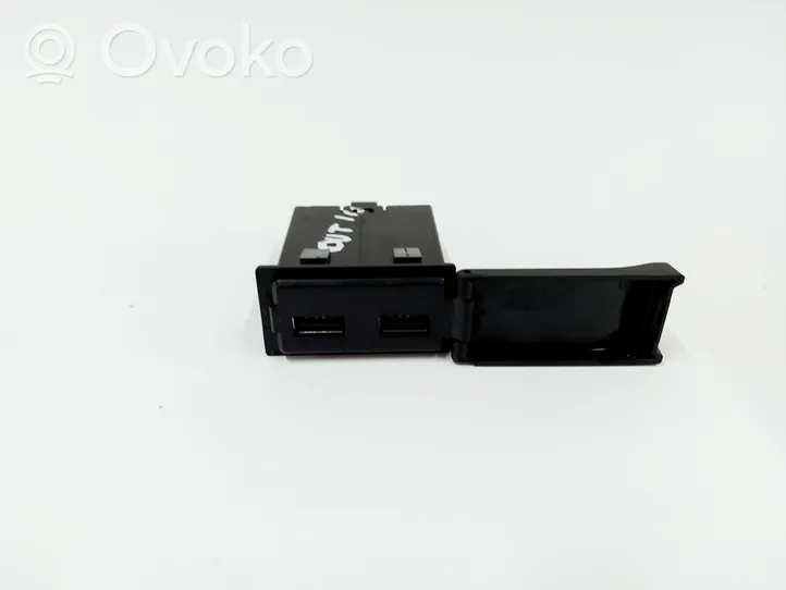 Mitsubishi Outlander USB jungtis 8638A387