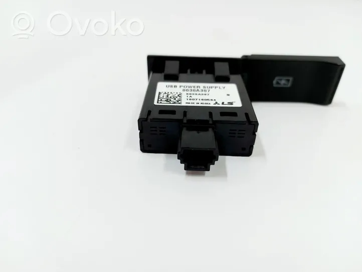 Mitsubishi Outlander USB-pistokeliitin 8638A387