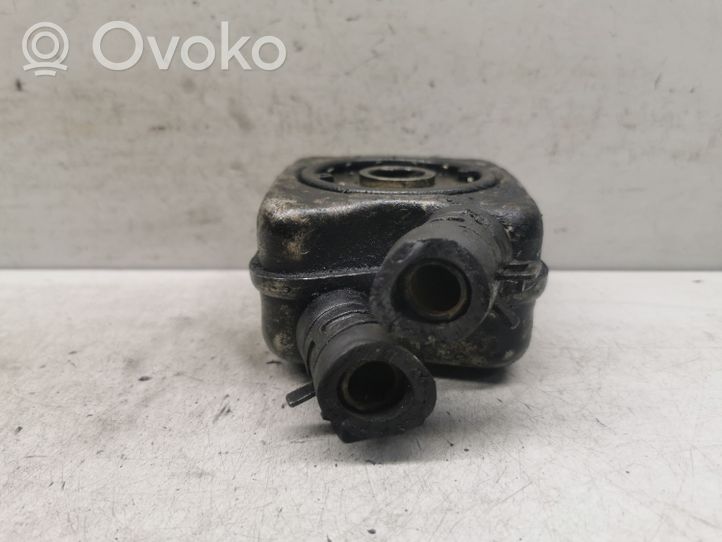 Audi A4 S4 B5 8D Supporto di montaggio del filtro dell’olio 