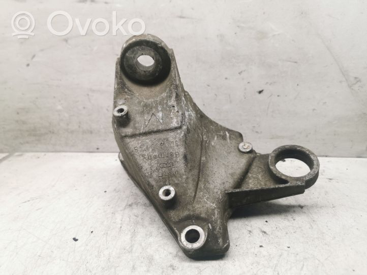 Volkswagen PASSAT B5.5 Supporto di montaggio scatola del cambio 8D0399114S