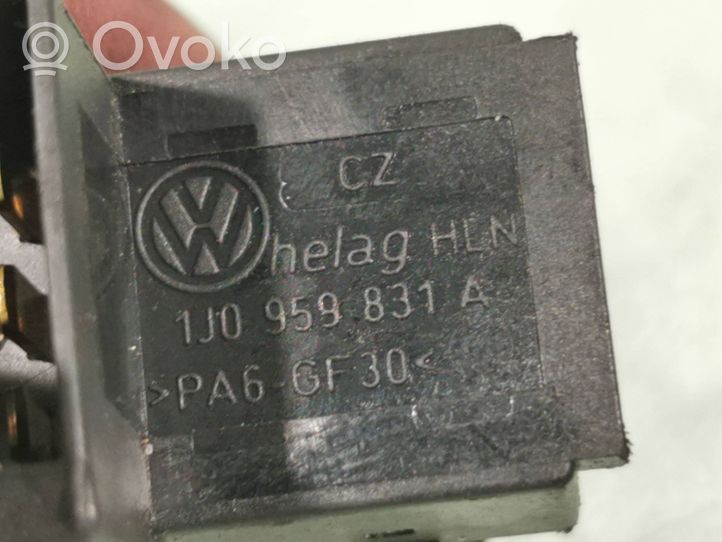 Volkswagen PASSAT B5.5 Takaluukun avauskytkin 1J0959831A