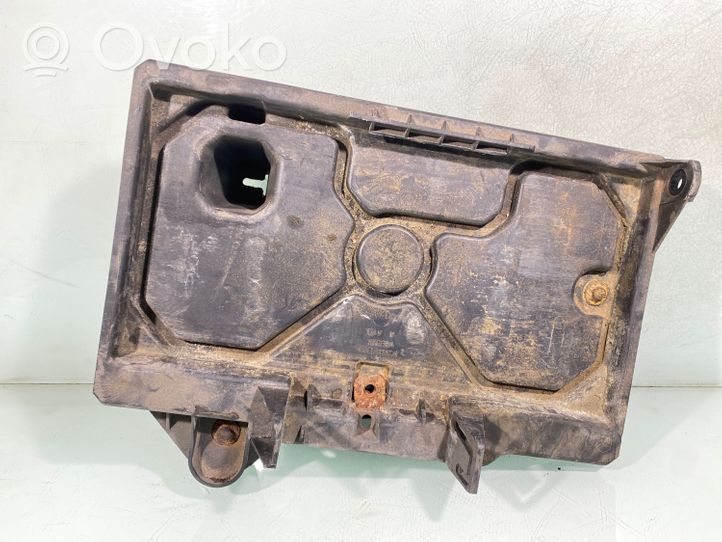 Jeep Grand Cherokee (WK) Boîte de batterie 37983a