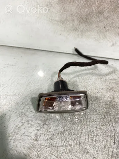 Opel Zafira B Front fender indicator light 13131298