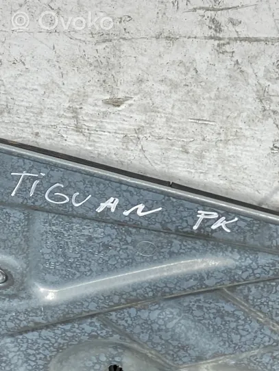 Volkswagen Tiguan Front door window regulator with motor 5n2837729