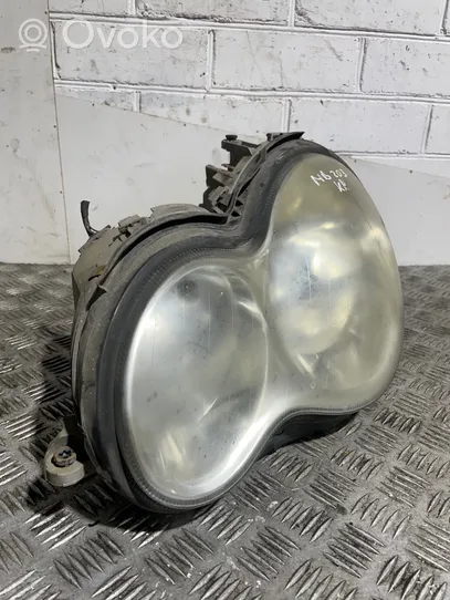 Mercedes-Benz C W203 Lampa przednia 