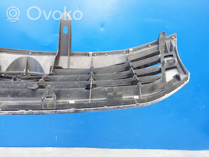 Toyota Hilux (AN10, AN20, AN30) Front bumper upper radiator grill 531110K480