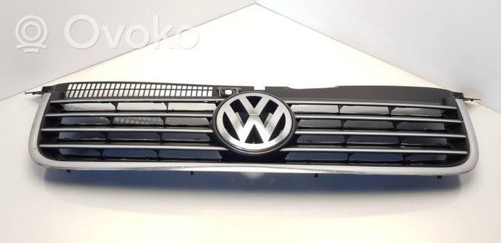 Volkswagen PASSAT B5.5 Etupuskurin ylempi jäähdytinsäleikkö 3B0853651J