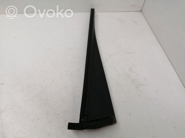 Toyota Yaris Kita priekinių durų apdailos detalė 676150D180