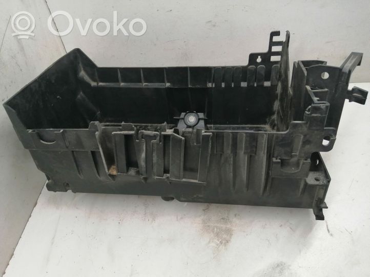 Chevrolet Cruze Battery box tray 13354419