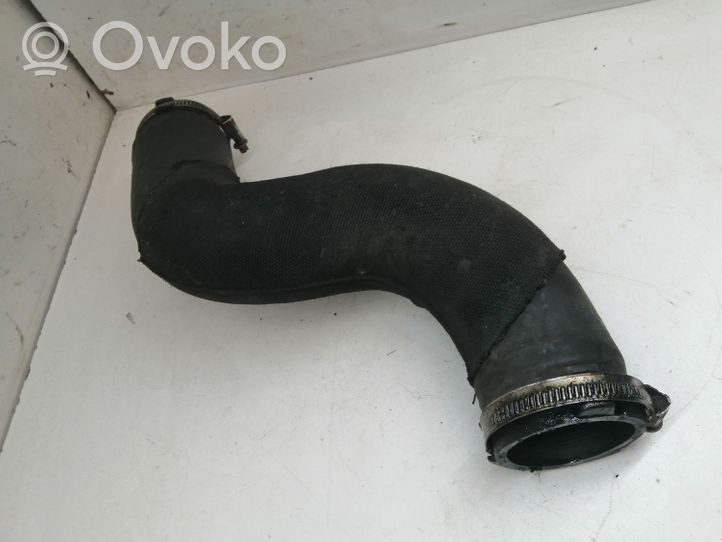 Volkswagen Golf V Manguera/tubo del intercooler 8K0145737K