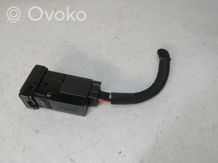 Toyota RAV 4 (XA40) USB-pistokeliitin 8619048030