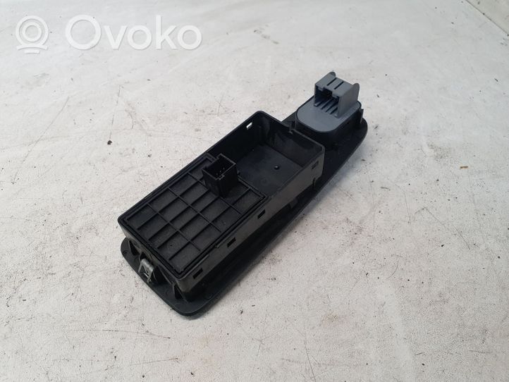 Iveco Daily 35.8 - 9 Electric window control switch B569