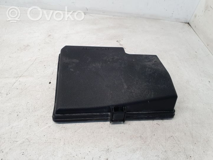 Toyota Yaris Couvercle de boîte à fusibles 8266252801