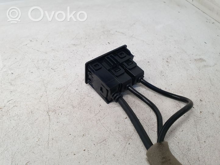 Mitsubishi L200 USB-pistokeliitin T0969TG