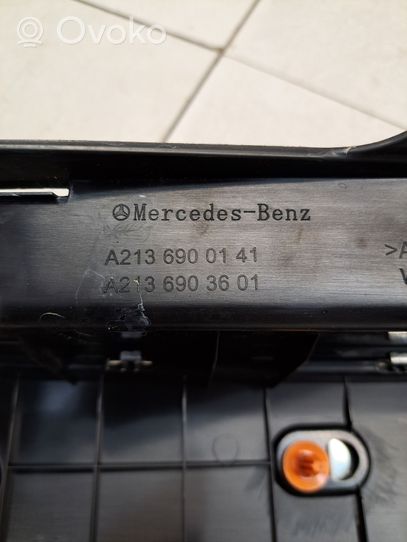 Mercedes-Benz E W211 Protector del borde del maletero/compartimento de carga A2136903601