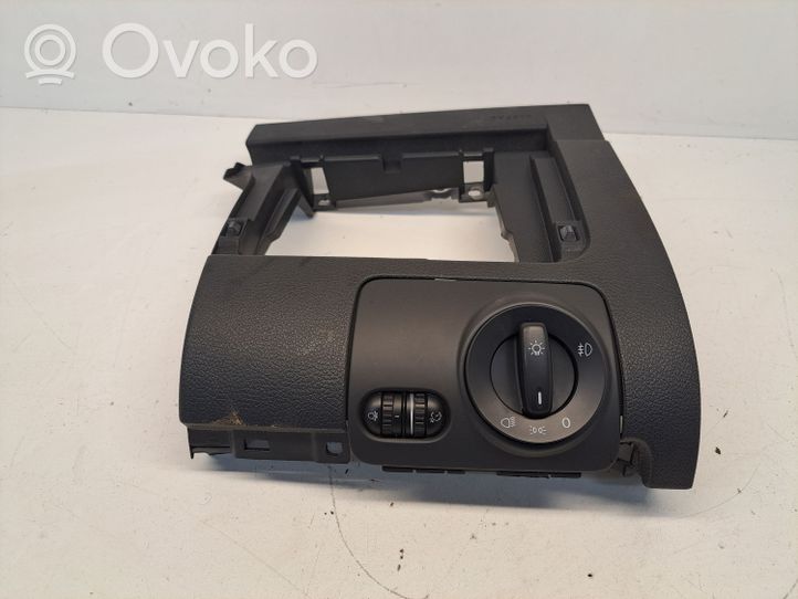 Volkswagen Golf VI Rivestimento pannello inferiore del cruscotto 5K1858365