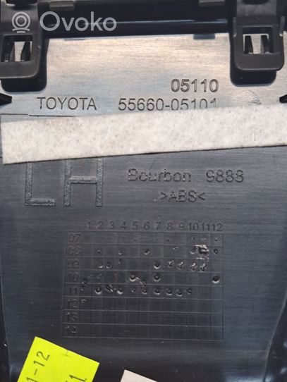 Toyota Avensis T270 Dysze / Kratki nawiewu deski rozdzielczej 5566005101