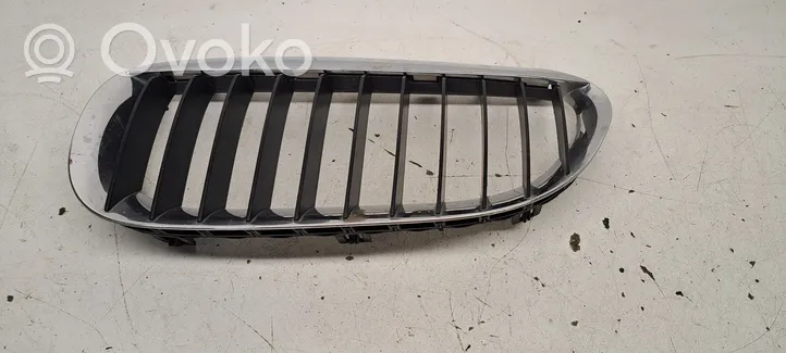 BMW 6 E63 E64 Grille calandre supérieure de pare-chocs avant 51137008915