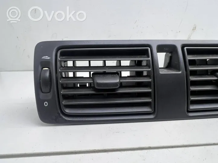 Volvo V50 Dysze / Kratki środkowego nawiewu deski rozdzielczej Y01144