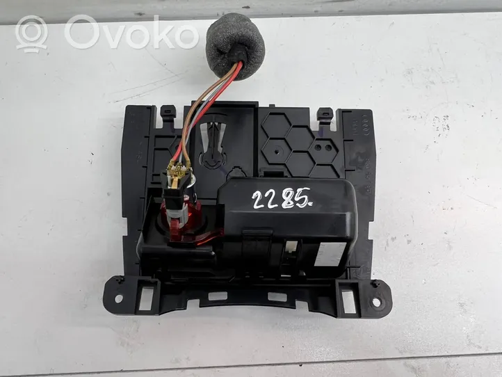 Audi A4 S4 B8 8K Peleninė panelėje 8K0857951