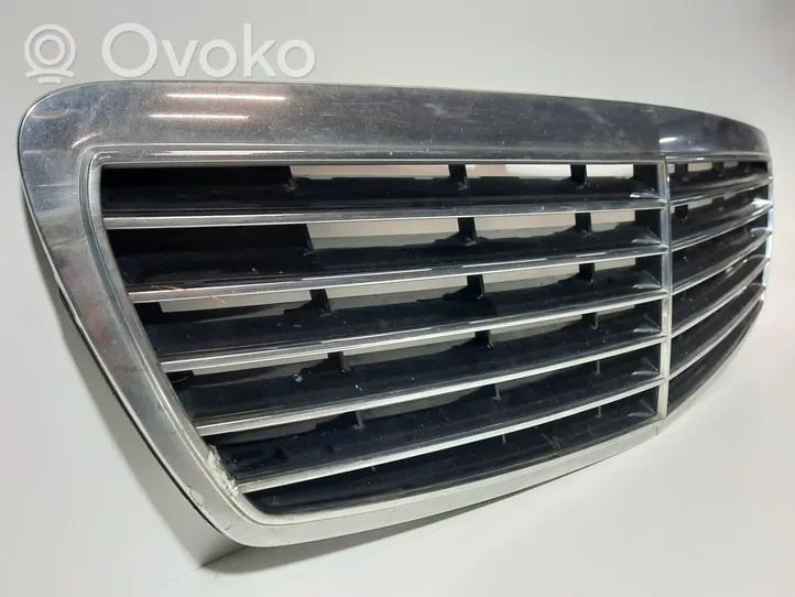 Mercedes-Benz E W211 Grille calandre supérieure de pare-chocs avant A2118800583